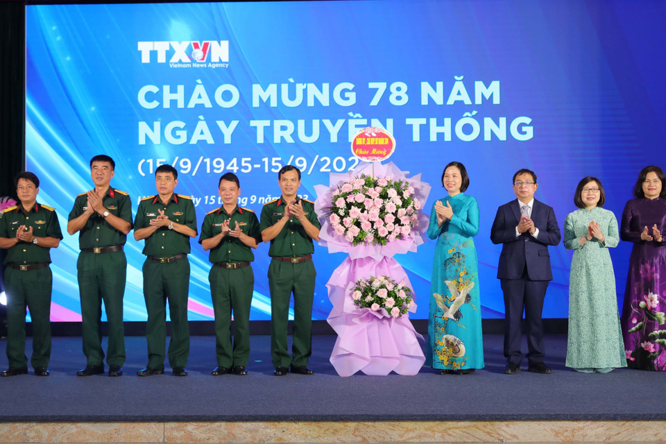 Lãnh đạo Sư đoàn 304 (đơn vị kết nghĩa với TTXVN) tặng hoa chúc mừng TTXVN nhân dịp kỷ niệm 78 năm Ngày truyền thống. (Ảnh: Hoàng Hiếu/TTXVN)
