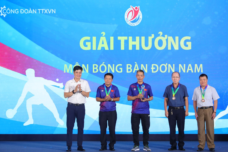 Các vận động viên nhận giải thưởng môn Bóng bàn nội dung đơn nam tại Hội khỏe TTXVN lần thứ IV - năm 2023. (Ảnh: Hoàng Hiếu/TTXVN)