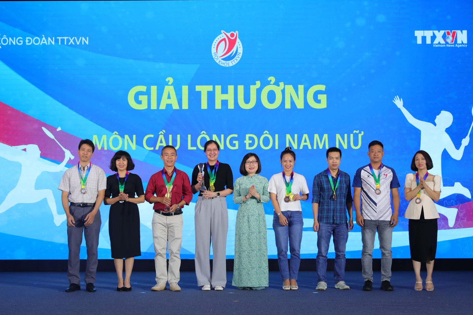 Phó Tổng Giám đốc TTXVN Đoàn Thị Tuyến Nhung trao giải thưởng môn Cầu lông nội dung đôi nam, nữ cho các vận động viên đạt giải tại Hội khỏe TTXVN lần thứ IV - năm 2023. (Ảnh: Hoàng Hiếu/TTXVN)
