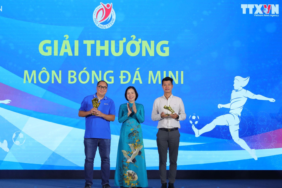 Tổng Giám đốc TTXVN Vũ Việt Trang trao giải thưởng môn Bóng đá Mini: Giày Vàng cho vận động viên Nguyễn Chí Đức (Vnews) và Găng tay Vàng cho vận động viên Vũ Trung Sơn tại Hội khỏe TTXVN lần thứ IV - năm 2023. (Ảnh: Hoàng Hiếu/TTXVN)