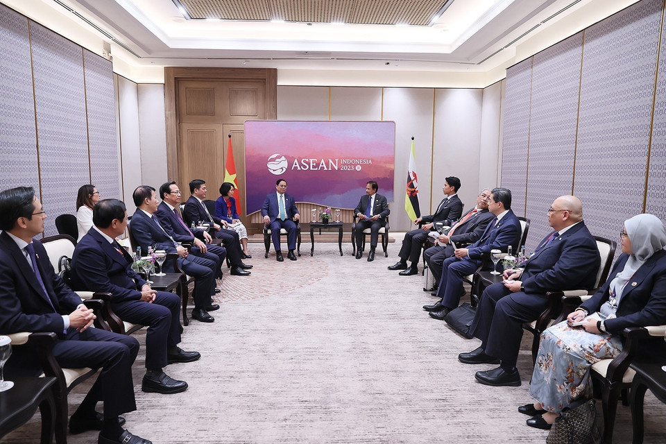 Thủ tướng Phạm Minh Chính gặp Quốc vương Brunei Hassanal Bolkiah. (Ảnh: Dương Giang/TTXVN)