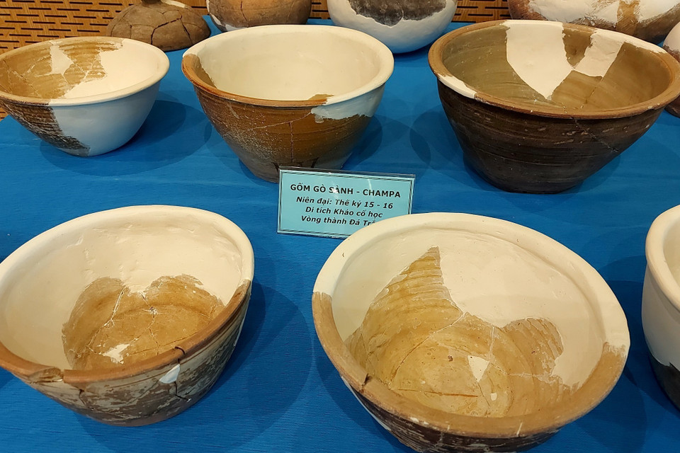 Trưng bày đồ gốm có chất liệu bán sứ được khai quật tại Vòng Thành Đá Trắng. (Ảnh: Huỳnh Sơn/TTXVN)