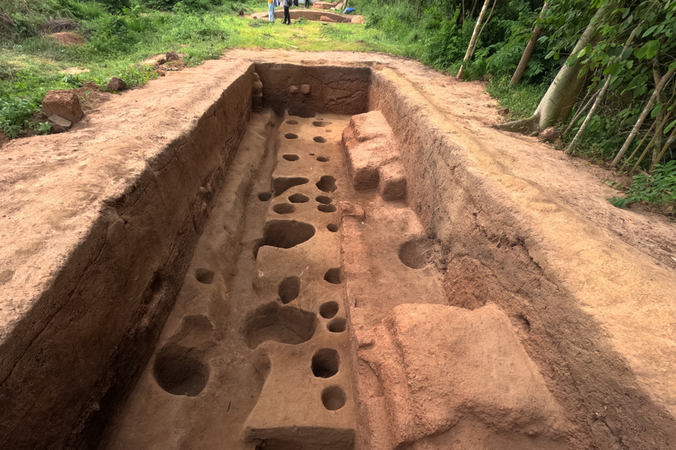 Di tích Vòng Thành Đá Trắng lộ diện. (Ảnh: Huỳnh Sơn/TTXVN)