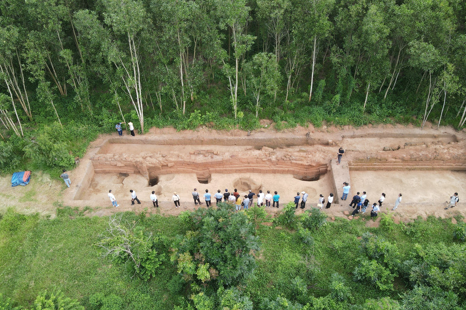 Các chuyên gia và nhà khảo cổ học khảo sát thực địa tại Di tích Vòng Thành Đá Trắng ở ấp Gò Cát, xã Phước Thuận, huyện Xuyên Mộc, tỉnh Bà Rịa-Vũng Tàu. (Ảnh: Huỳnh Sơn/TTXVN)
