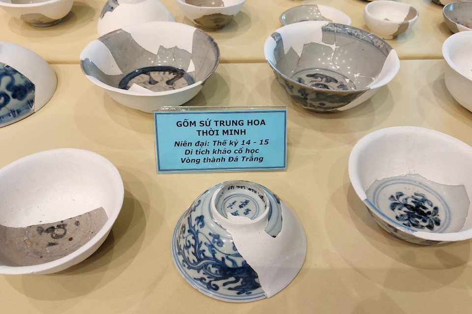 Gốm sứ Trung Hoa thời nhà Minh được tìm thấy tại Di tích Vòng Thành Đá Trắng. (Ảnh: Huỳnh Sơn/TTXVN)