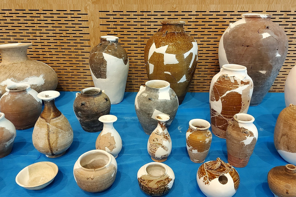 Qua phân loại về đặc điểm chất liệu, loại hình, các nhà nghiên cứu xác định được phần lớn đồ gốm được tìm thấy tại Di tích Vòng Thành Đá Trắng có nguồn gốc từ gốm Chămpa. (Ảnh: Huỳnh Sơn/TTXVN)