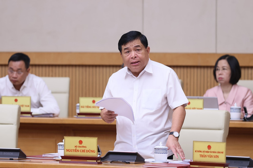 Bộ trưởng Bộ Kế hoạch và Đầu tư Nguyễn Chí Dũng báo cáo tình hình kinh tế-xã hội. (Ảnh: Dương Giang/TTXVN)