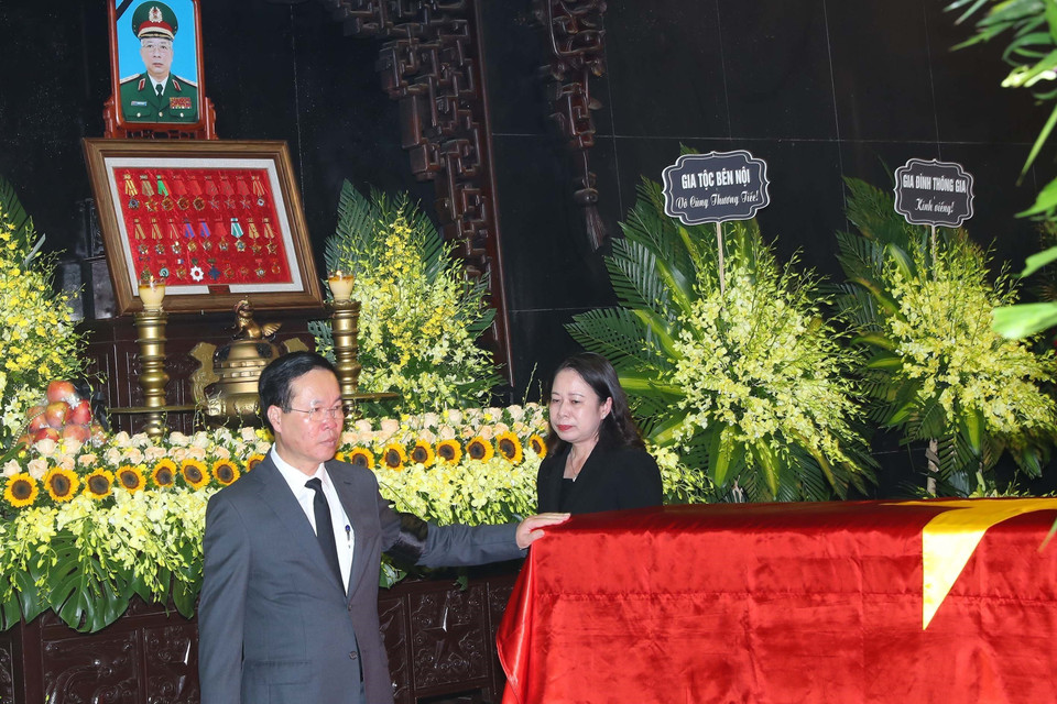 Chủ tịch nước Võ Văn Thưởng viếng Thượng tướng Nguyễn Chí Vịnh. (Ảnh: Trọng Đức/TTXVN)