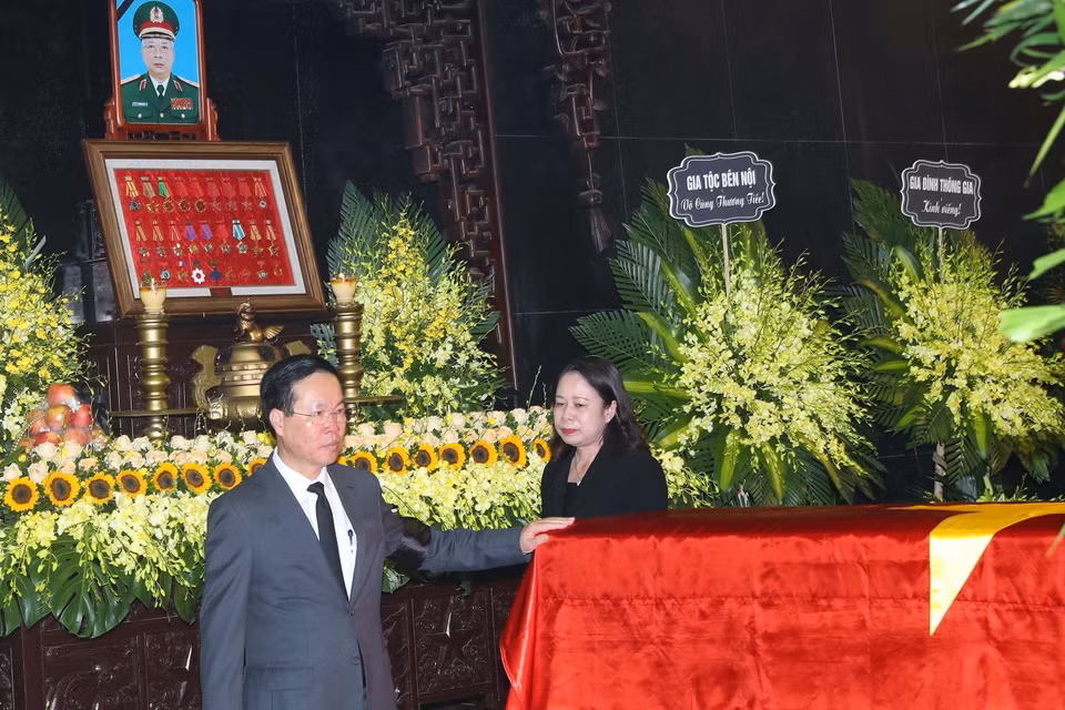Chủ tịch nước Võ Văn Thưởng viếng Thượng tướng Nguyễn Chí Vịnh. (Ảnh: Trọng Đức/TTXVN)