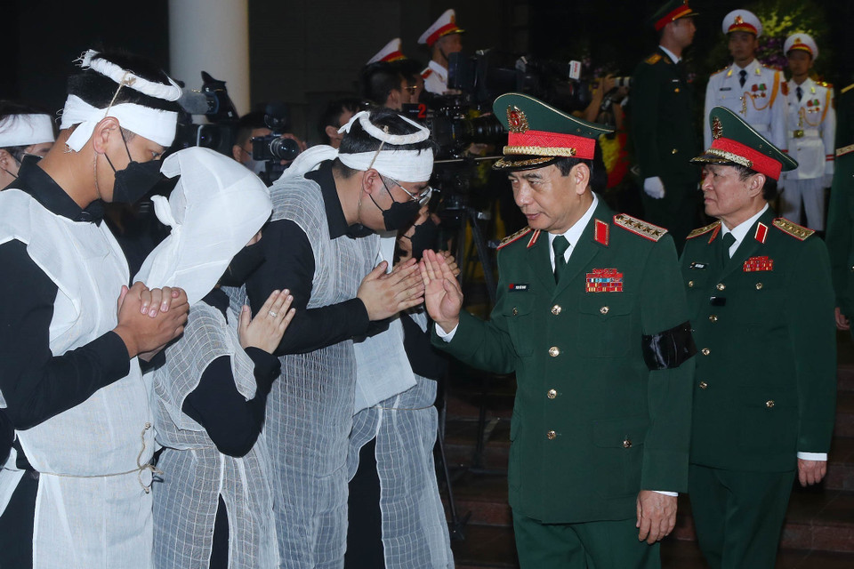 Đoàn Quân ủy Trung ương - Bộ Quốc phòng do Đại tướng Phan Văn Giang, Ủy viên Bộ Chính trị, Phó Bí thư Quân ủy Trung ương, Bộ trưởng Bộ Quốc phòng, chia buồn với gia quyến Thượng tướng Nguyễn Chí Vịnh. (Ảnh: Trọng Đức/TTXVN)