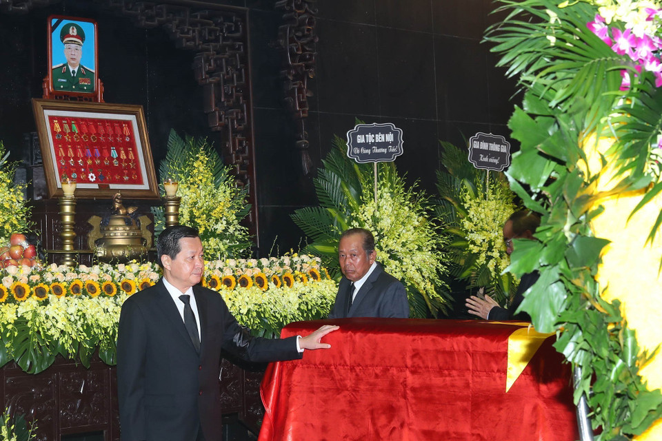 Đoàn Chính phủ do Phó Thủ tướng Lê Minh Khái dẫn đầu viếng Thượng tướng Nguyễn Chí Vịnh. (Ảnh: Trọng Đức/TTXVN)