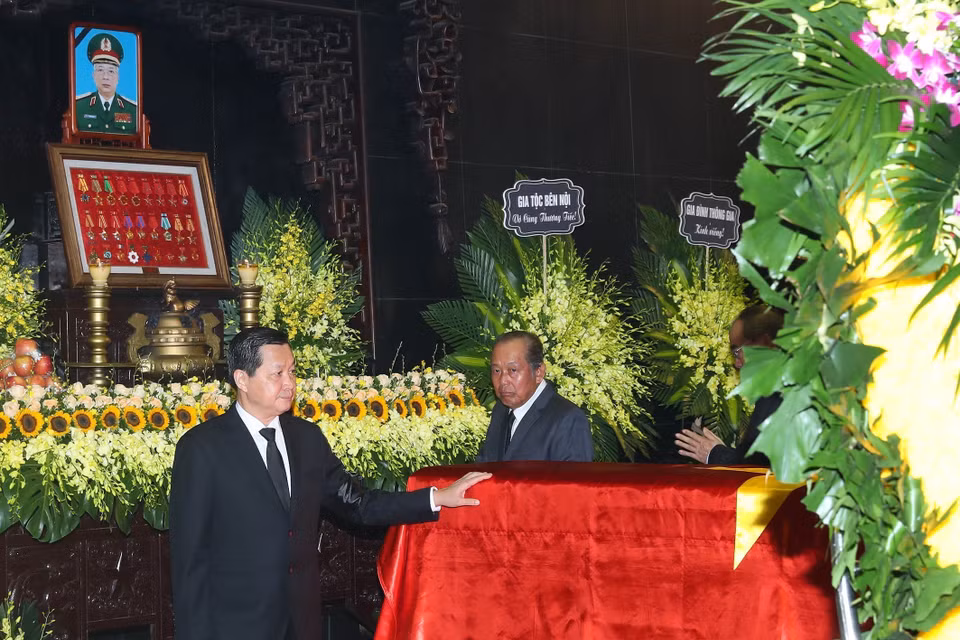 Đoàn Chính phủ do Phó Thủ tướng Lê Minh Khái dẫn đầu viếng Thượng tướng Nguyễn Chí Vịnh. (Ảnh: Trọng Đức/TTXVN)