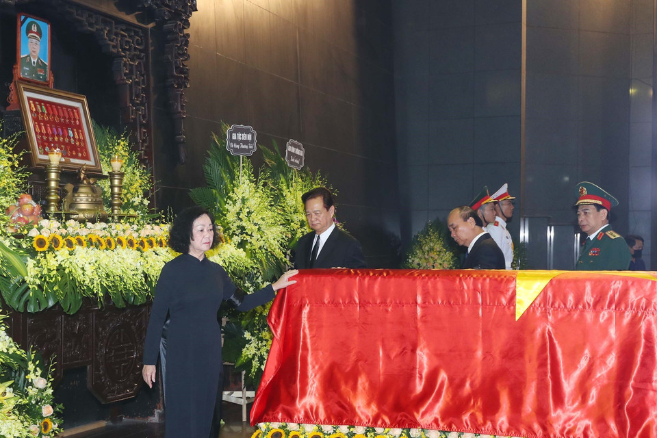 Đoàn Bí thư trung ương Đảng do đồng chí Trương Thị Mai, Ủy viên Bộ Chính trị, Thường trực Ban Bí thư, Trưởng Ban Tổ chức Trung ương viếng Thượng tướng Nguyễn Chí Vịnh. (Ảnh: Trọng Đức/TTXVN)