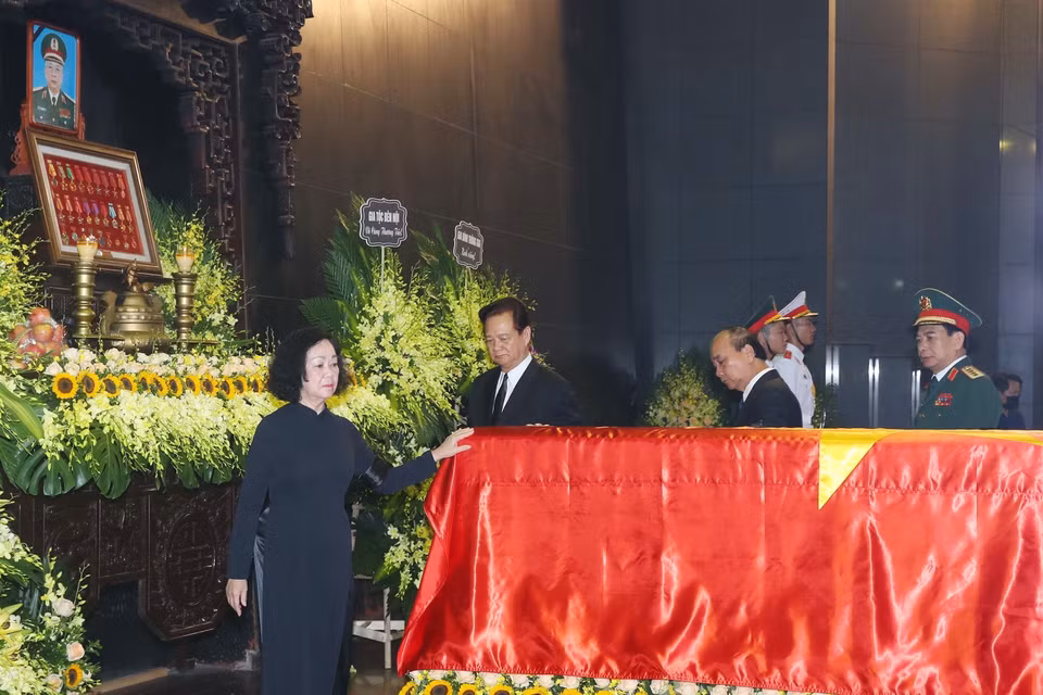 Đoàn Bí thư trung ương Đảng do đồng chí Trương Thị Mai, Ủy viên Bộ Chính trị, Thường trực Ban Bí thư, Trưởng Ban Tổ chức Trung ương viếng Thượng tướng Nguyễn Chí Vịnh. (Ảnh: Trọng Đức/TTXVN)