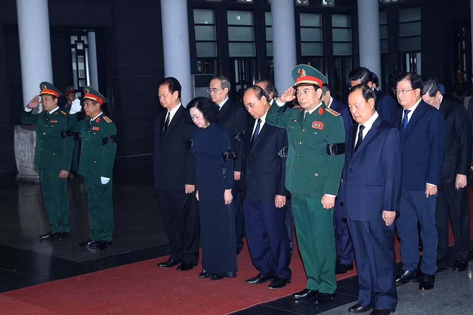 Đoàn Bí thư Trung ương Đảng do bà Trương Thị Mai, Ủy viên Bộ Chính trị, Thường trực Ban Bí thư, Trưởng Ban Tổ chức Trung ương viếng Thượng tướng Nguyễn Chí Vịnh. (Ảnh: Trọng Đức/TTXVN)
