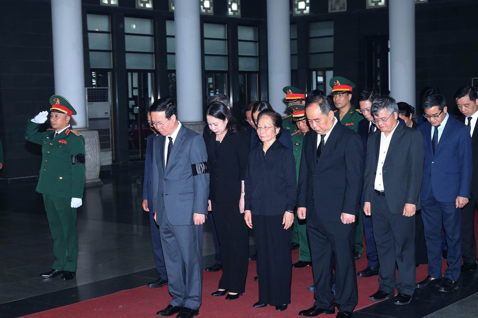 Chủ tịch nước Võ Văn Thưởng dẫn đầu đoàn Chủ tịch nước viếng Thượng tướng Nguyễn Chí Vịnh. (Ảnh: Trọng Đức/TTXVN)