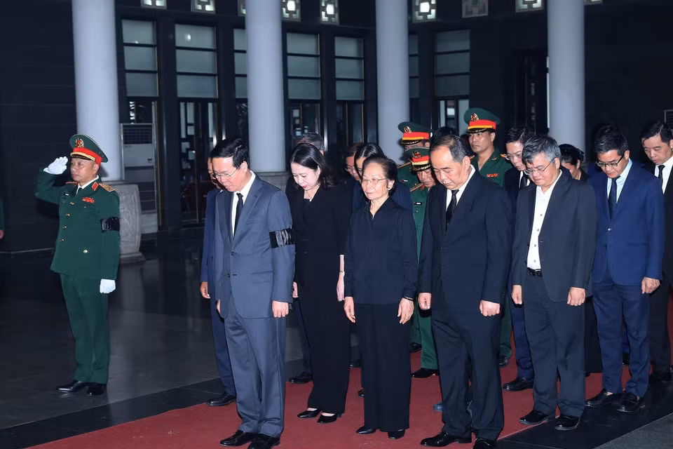 Chủ tịch nước Võ Văn Thưởng dẫn đầu đoàn Chủ tịch nước viếng Thượng tướng Nguyễn Chí Vịnh. (Ảnh: Trọng Đức/TTXVN)