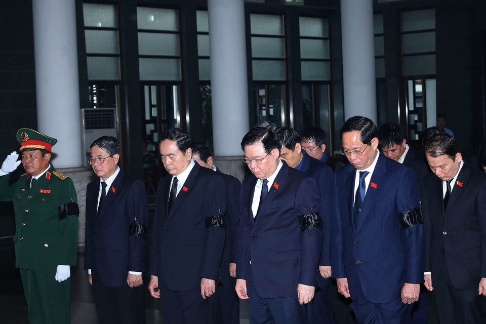 Chủ tịch Quốc hội Vương Đình Huệ dẫn đầu đoàn Quốc hội viếng Thượng tướng Nguyễn Chí Vịnh. (Ảnh: Trọng Đức/TTXVN)