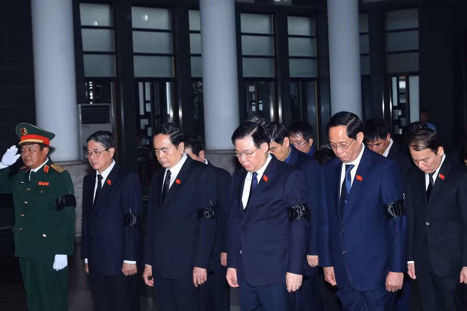 Chủ tịch Quốc hội Vương Đình Huệ dẫn đầu đoàn Quốc hội viếng Thượng tướng Nguyễn Chí Vịnh. (Ảnh: Trọng Đức/TTXVN)