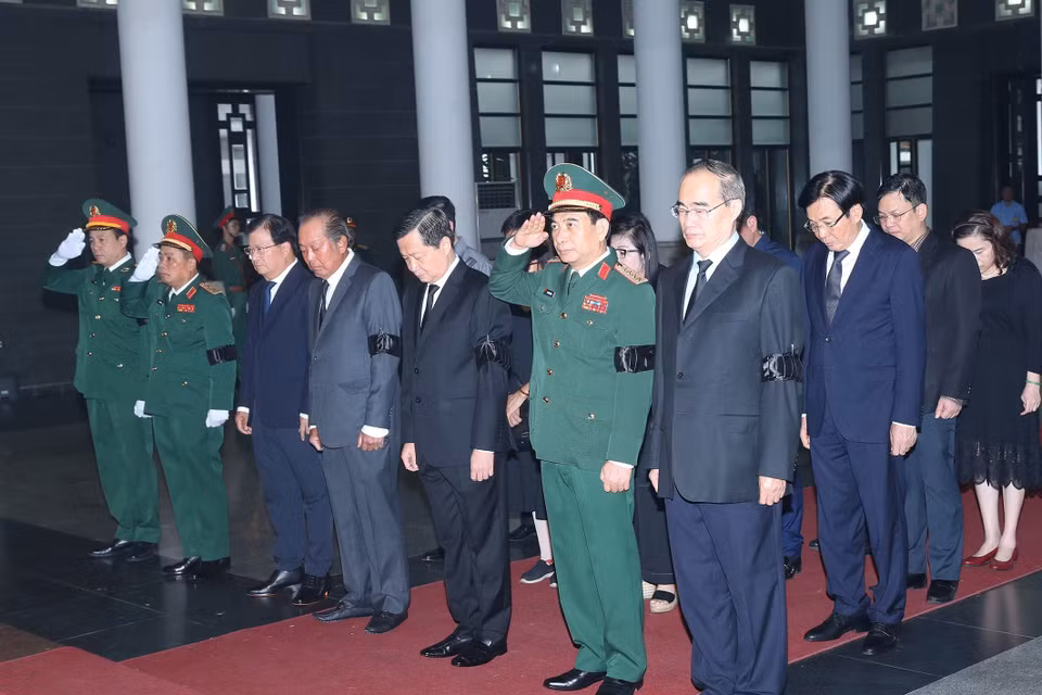 Đoàn Chính phủ do Phó Thủ tướng Lê Minh Khái dẫn đầu viếng Thượng tướng Nguyễn Chí Vịnh. (Ảnh: Trọng Đức/TTXVN)