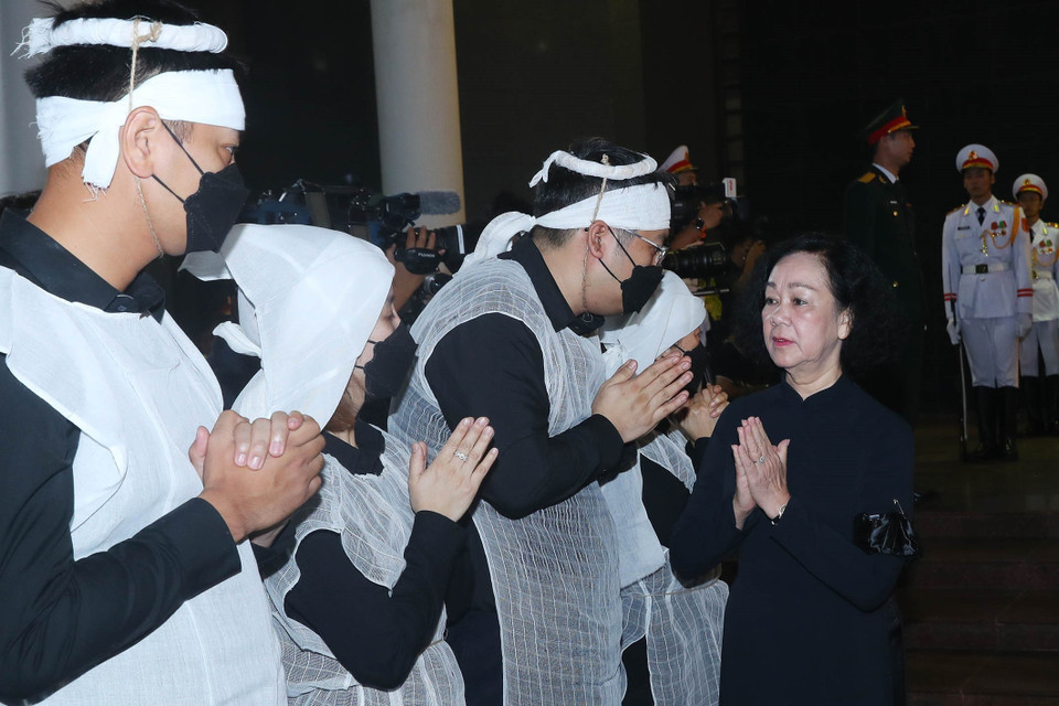 Đoàn Bí thư trung ương Đảng do bà Trương Thị Mai, Ủy viên Bộ Chính trị, Thường trực Ban Bí thư, Trưởng Ban Tổ chức Trung ương, chia buồn với gia quyến Thượng tướng Nguyễn Chí Vịnh. (Ảnh: Trọng Đức/TTXVN)