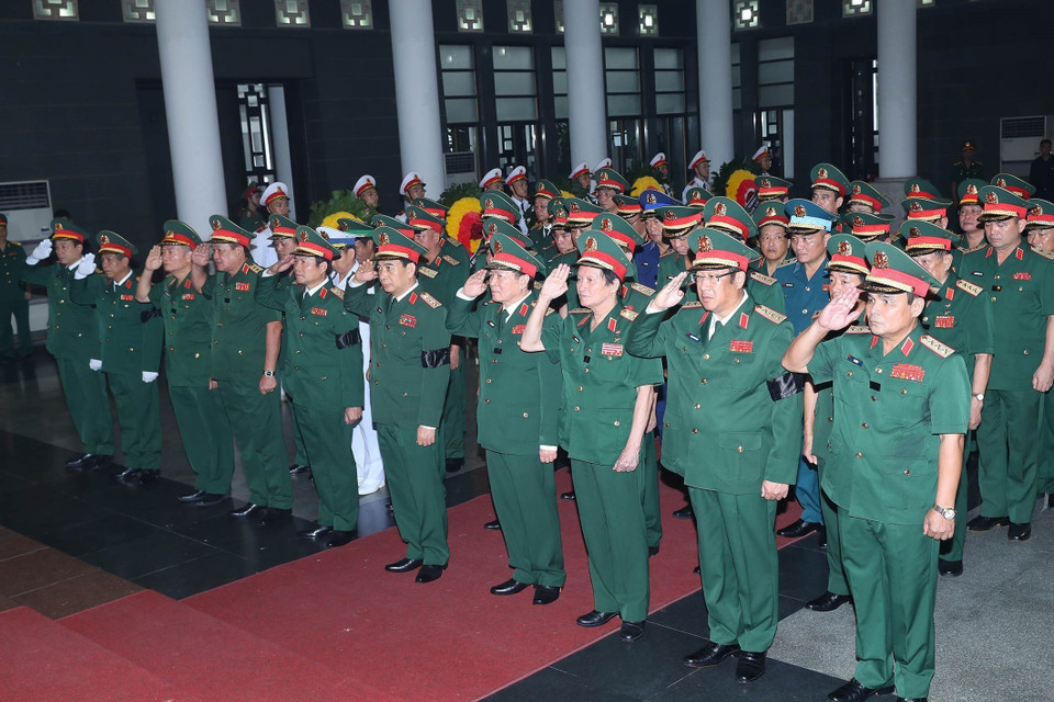 Đoàn Quân ủy Trung ương - Bộ Quốc phòng do Đại tướng Phan Văn Giang, Ủy viên Bộ Chính trị, Phó Bí thư Quân ủy Trung ương, Bộ trưởng Bộ Quốc phòng dẫn đầu viếng Thượng tướng Nguyễn Chí Vịnh. (Ảnh: Trọng Đức/TTXVN)