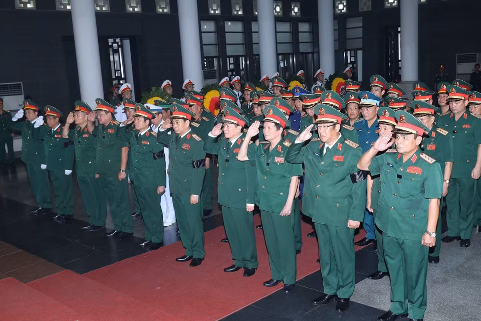 Đoàn Quân ủy Trung ương - Bộ Quốc phòng do Đại tướng Phan Văn Giang, Ủy viên Bộ Chính trị, Phó Bí thư Quân ủy Trung ương, Bộ trưởng Bộ Quốc phòng dẫn đầu viếng Thượng tướng Nguyễn Chí Vịnh. (Ảnh: Trọng Đức/TTXVN)