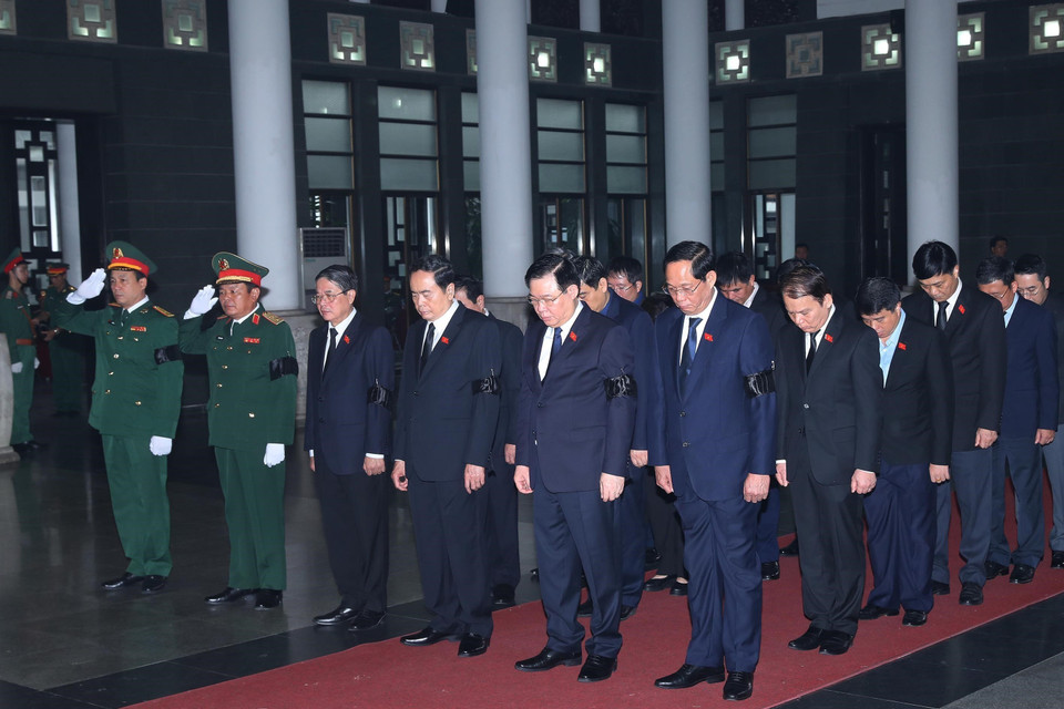 Chủ tịch Quốc hội Vương Đình Huệ dẫn đầu đoàn Quốc hội viếng Thượng tướng Nguyễn Chí Vịnh. (Ảnh: Trọng Đức/TTXVN)