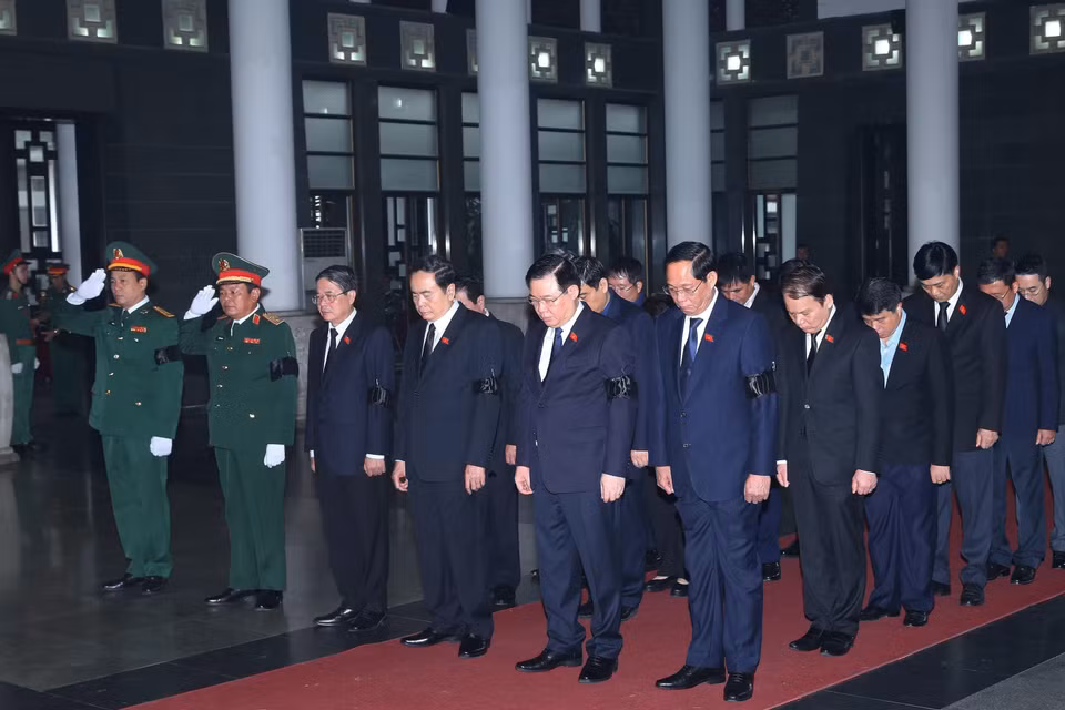 Chủ tịch Quốc hội Vương Đình Huệ dẫn đầu đoàn Quốc hội viếng Thượng tướng Nguyễn Chí Vịnh. (Ảnh: Trọng Đức/TTXVN)