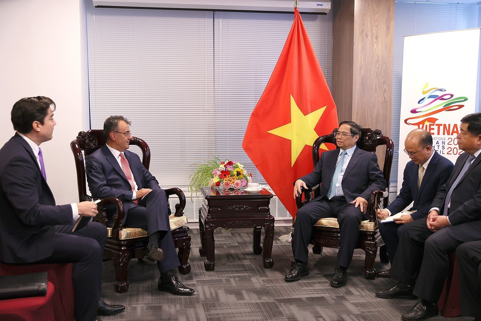 Thủ tướng Phạm Minh Chính tiếp ông Karan Bhatia, Phó Chủ tịch phụ trách Quan hệ Chính phủ và Chính sách Công Google. (Ảnh: Dương Giang/TTXVN)