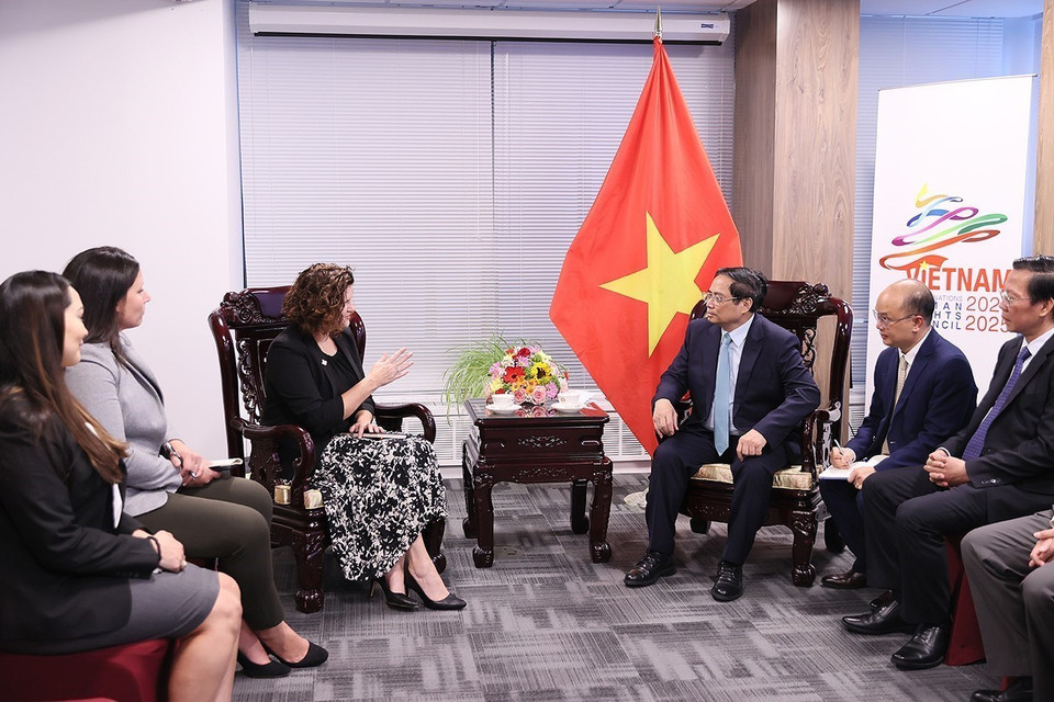 Thủ tướng Phạm Minh Chính tiếp lãnh đạo tập đoàn Siemens Healthineers. (Ảnh: Dương Giang/TTXVN)