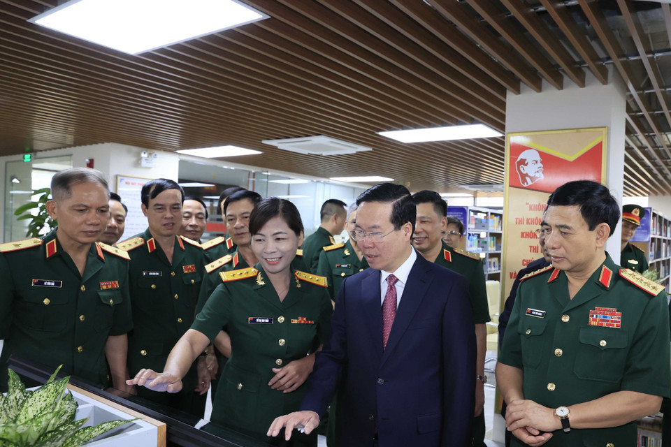 Chủ tịch nước Võ Văn Thưởng nghe giới thiệu về thư viện của Học viện Quốc phòng. (Ảnh: Thống Nhất/TTXVN)