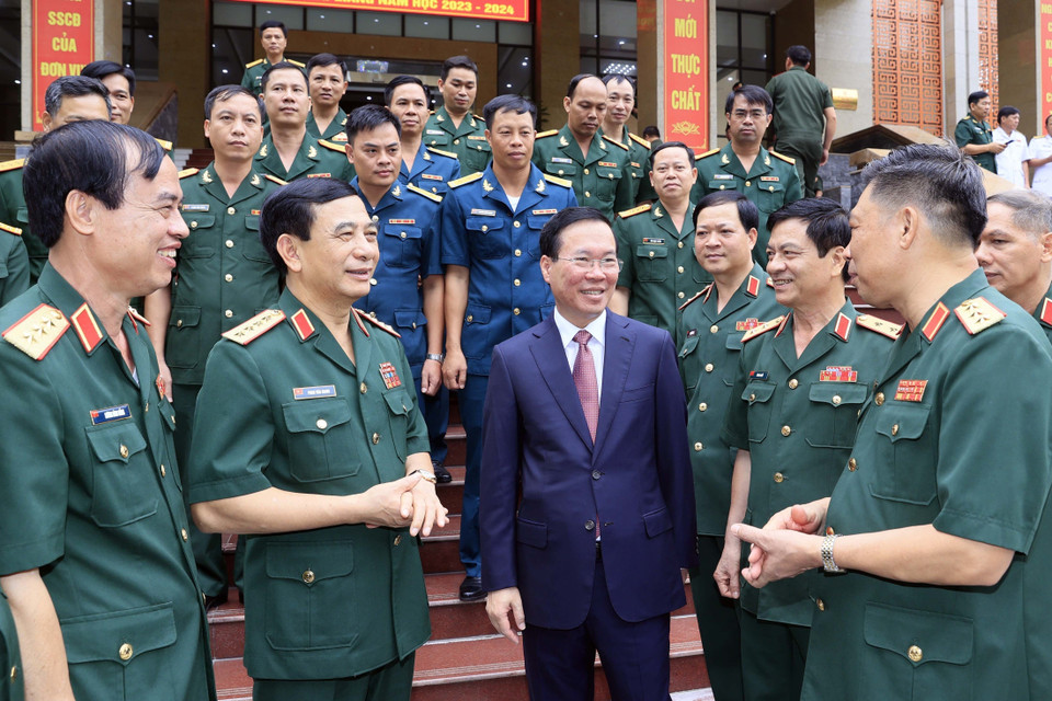 Chủ tịch nước Võ Văn Thưởng với các lãnh đạo và học viên của Học viện Quốc phòng. (Ảnh: Thống Nhất/TTXVN)