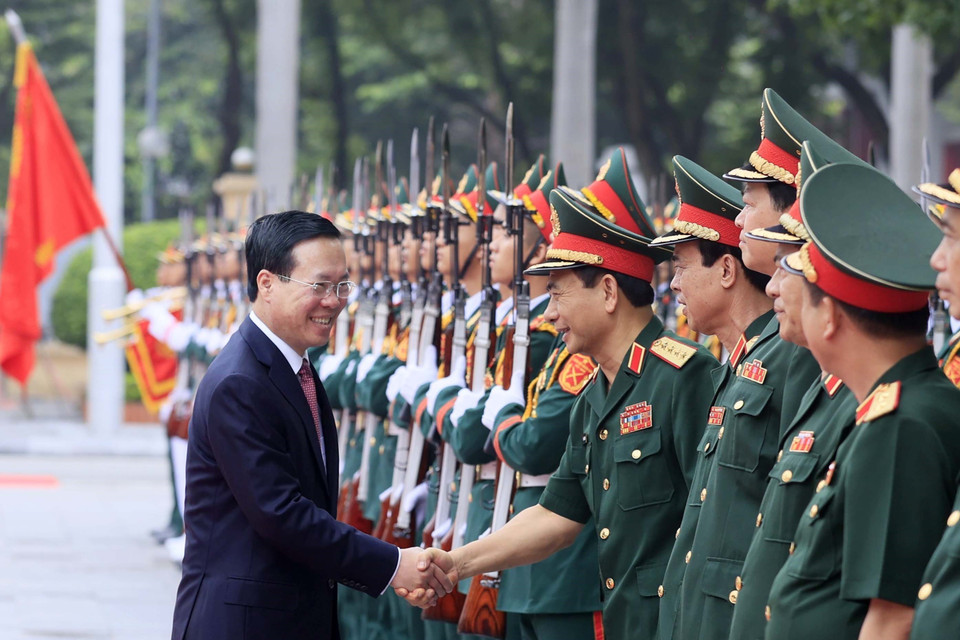Chủ tịch nước Võ Văn Thưởng với lãnh đạo Bộ Quốc phòng. (Ảnh: Thống Nhất/TTXVN)