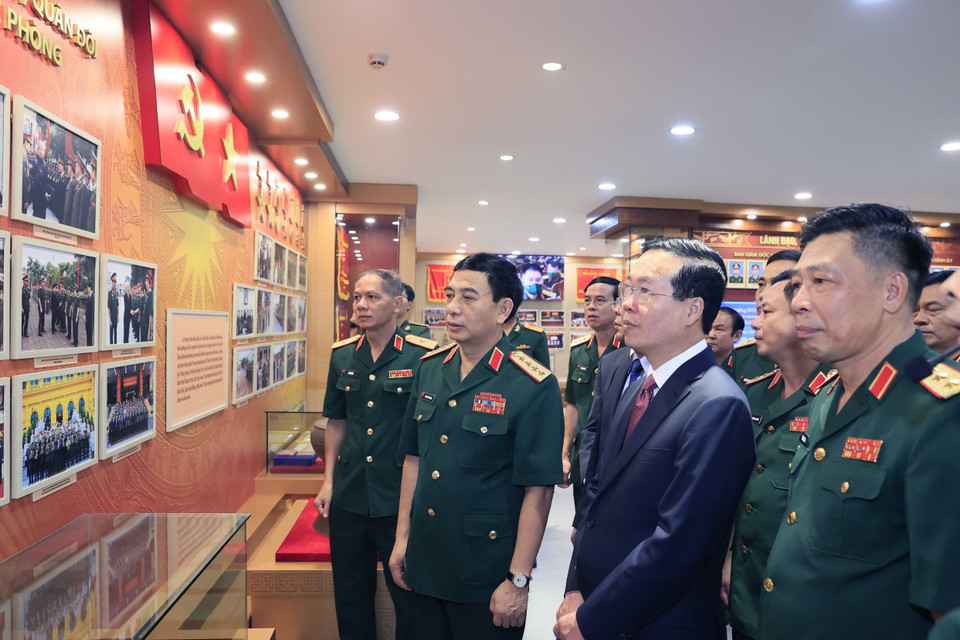 Chủ tịch nước Võ Văn Thưởng thăm Phòng Truyền thống của Học viện Quốc phòng. (Ảnh: Thống Nhất/TTXVN)