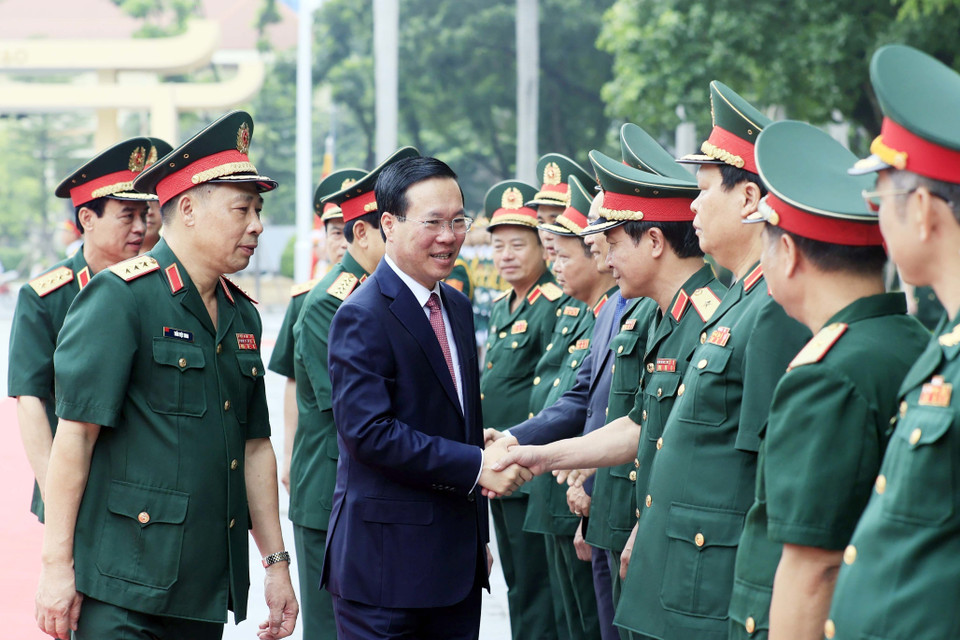 Chủ tịch nước Võ Văn Thưởng với lãnh đạo Bộ Quốc phòng. (Ảnh: Thống Nhất/TTXVN)