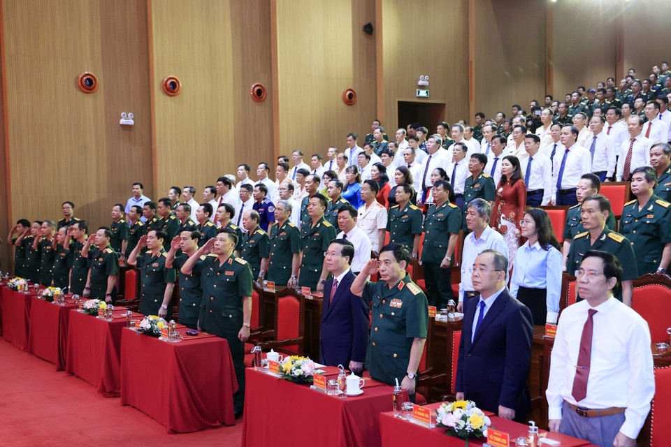 Chủ tịch nước Võ Văn Thưởng cùng các đại biểu thực hiện nghi lễ chào cờ. (Ảnh: Thống Nhất/TTXVN)