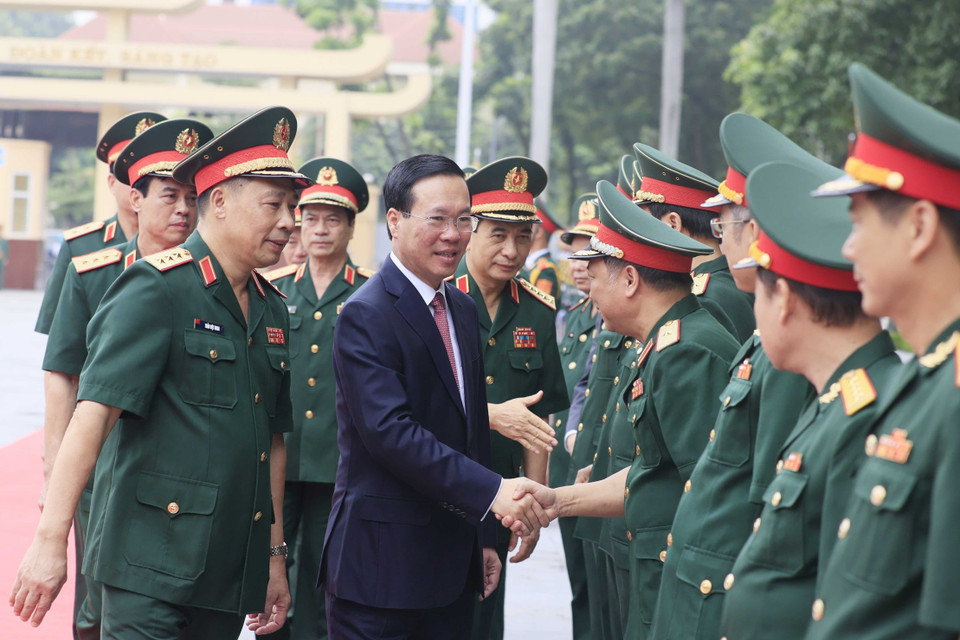  Chủ tịch nước Võ Văn Thưởng với lãnh đạo Bộ Quốc phòng. (Ảnh: Thống Nhất/TTXVN) 