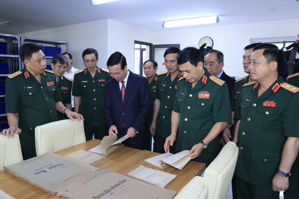 Chủ tịch nước Võ Văn Thưởng thăm thư viện của Học viện Quốc phòng. (Ảnh: Thống Nhất/TTXVN)