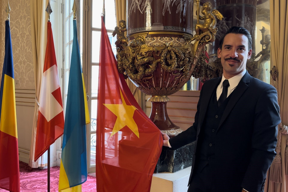 Lá cờ Việt Nam được đặt tại Phòng Khánh tiết ở tòa nhà phía Tây của Thượng viện Pháp. (Ảnh: Nguyễn Thu Hà/TTXVN)