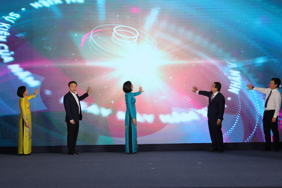 Tổng Giám đốc TTXVN Vũ Việt Trang cùng các đại biểu thực hiện nghi thức Khai trương Chuyên trang Thông tin Tư liệu "Nhân vật - Sự kiện" có tên miền là nvsk.vnanet.vn. (Ảnh: Hoàng Hiếu/TTXVN)