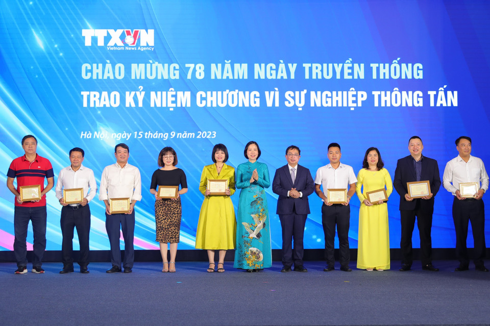 Tổng Giám đốc TTXVN Vũ Việt Trang và Phó Tổng Giám đốc Nguyễn Tuấn Hùng trao Kỷ niệm chương "Vì Sự nghiệp Thông tấn" cho các cá nhân. (Ảnh: Hoàng Hiếu/TTXVN)