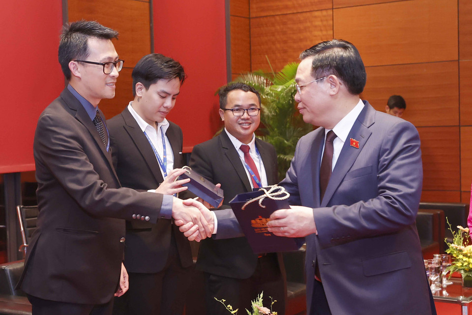 Chủ tịch Quốc hội Vương Đình Huệ tặng quà lưu niệm 20 Thanh niên Việt Nam tiêu biểu. (Ảnh: TTXVN)