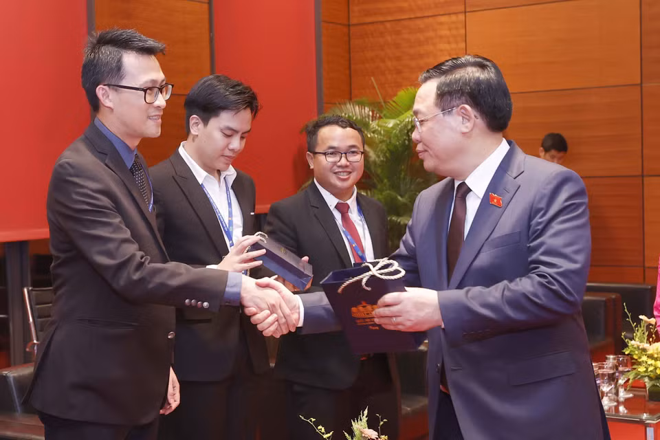 Chủ tịch Quốc hội Vương Đình Huệ tặng quà lưu niệm 20 Thanh niên Việt Nam tiêu biểu. (Ảnh: TTXVN)