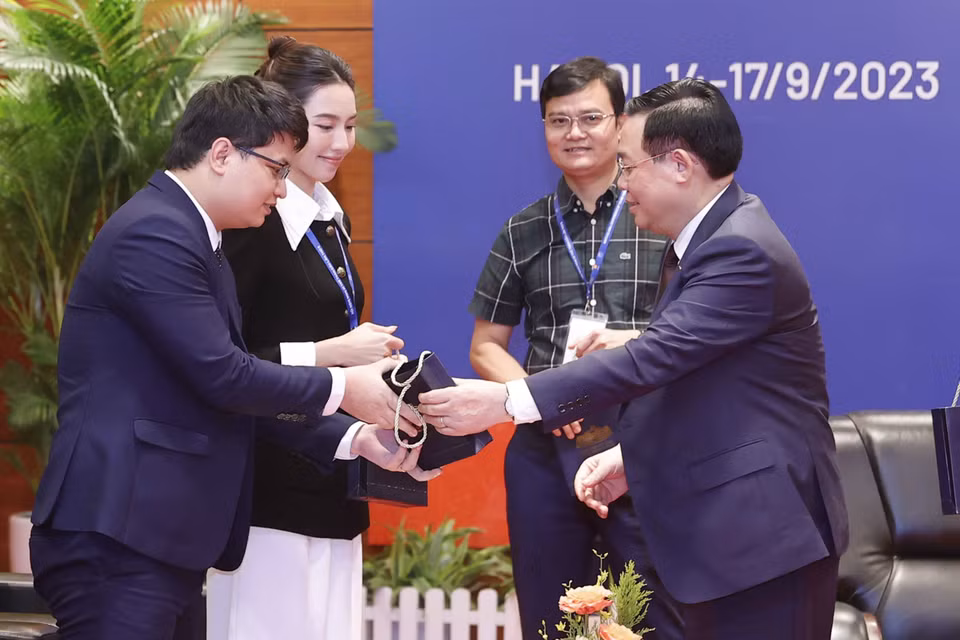 Chủ tịch Quốc hội Vương Đình Huệ tặng quà lưu niệm 20 Thanh niên Việt Nam tiêu biểu. (Ảnh: TTXVN)