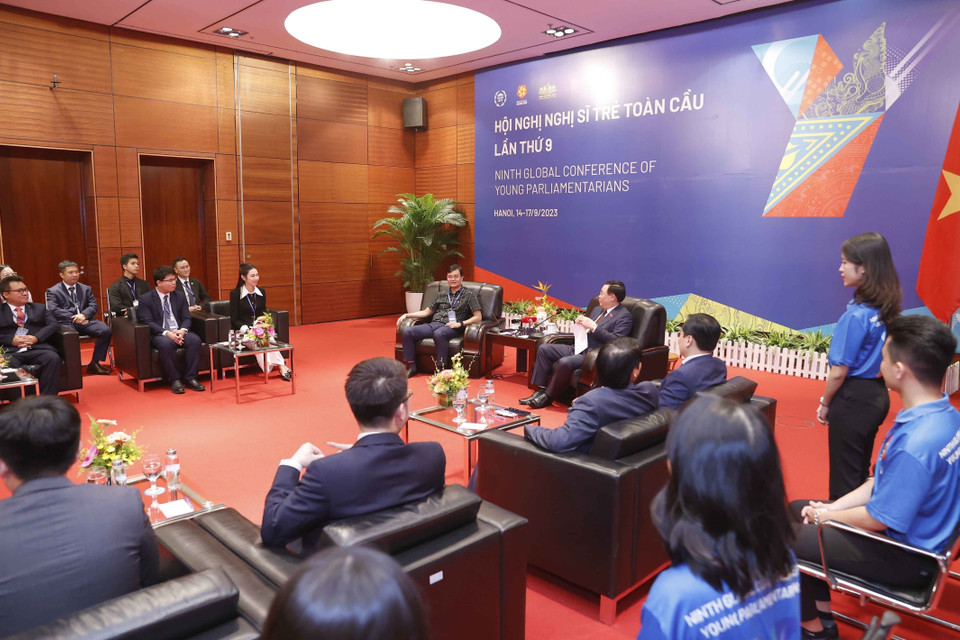 Nhân dịp Hội nghị Nghị sỹ Trẻ Toàn cầu lần thứ 9, Chủ tịch Quốc hội Vương Đình Huệ gặp mặt 20 Thanh niên Việt Nam tiêu biểu tham dự Hội nghị. (Ảnh: TTXVN)