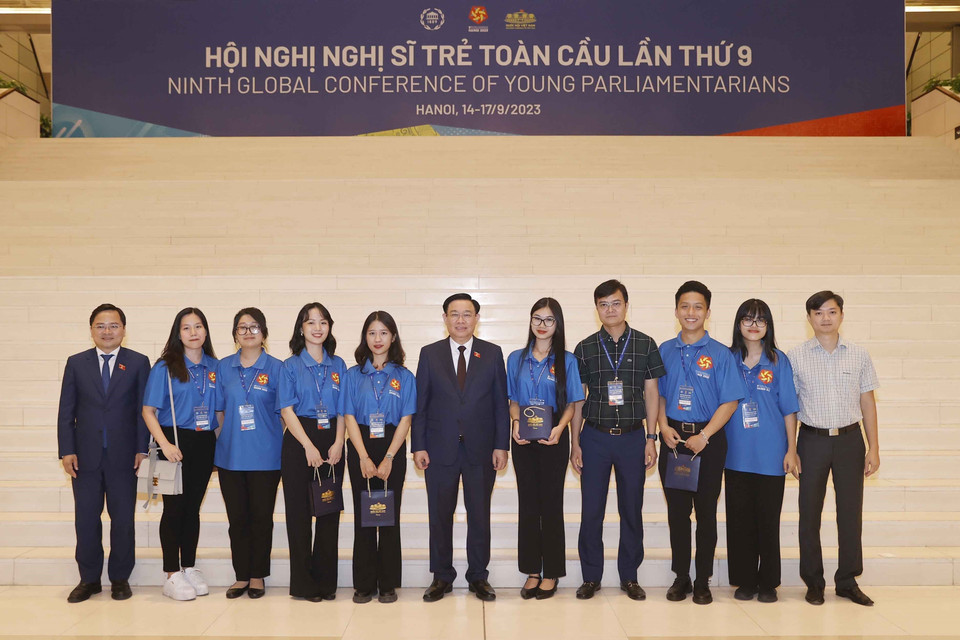 Chủ tịch Quốc hội Vương Đình Huệ với các các đại biểu. (Ảnh: TTXVN)