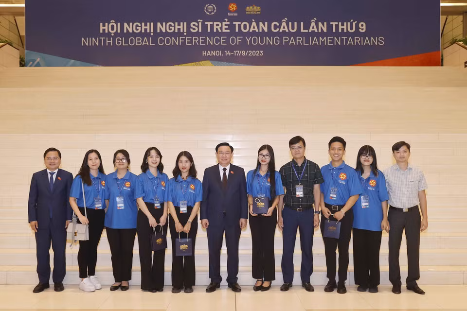 Chủ tịch Quốc hội Vương Đình Huệ với các các đại biểu. (Ảnh: TTXVN)