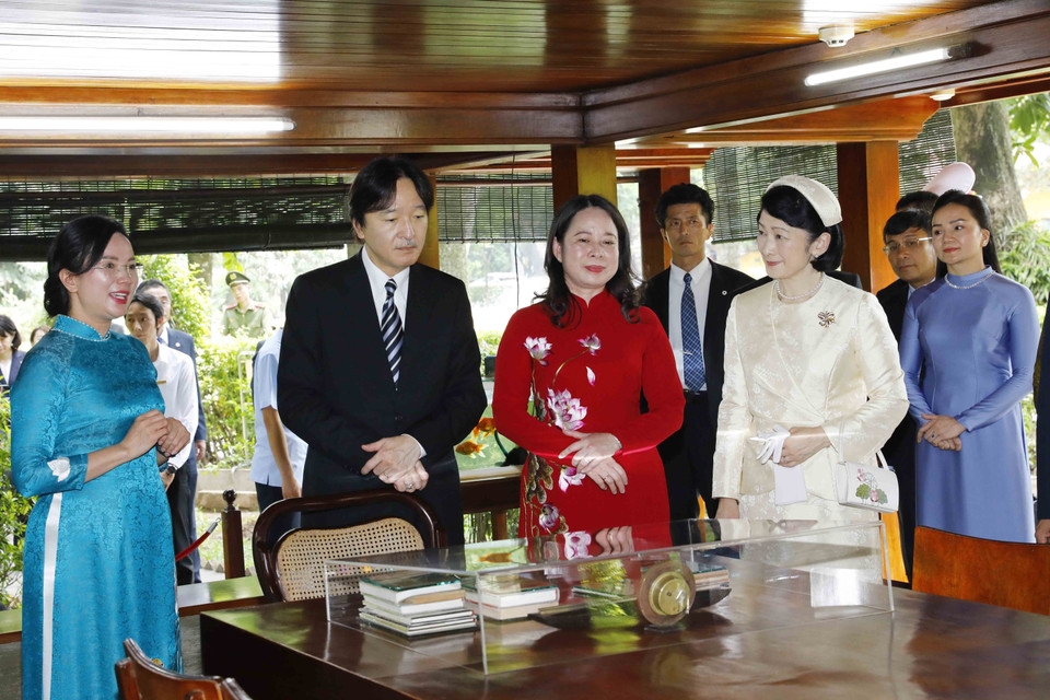 Phó Chủ tịch nước Võ Thị Ánh Xuân, Hoàng Thái tử Nhật Bản Akishino và Công nương Kiko thăm Nhà sàn Bác Hồ trong Khu di tích Chủ tịch Hồ Chí Minh tại Phủ Chủ tịch. (Ảnh: An Đăng/TTXVN)