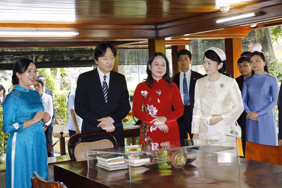 Phó Chủ tịch nước Võ Thị Ánh Xuân, Hoàng Thái tử Nhật Bản Akishino và Công nương Kiko thăm Nhà sàn Bác Hồ trong Khu di tích Chủ tịch Hồ Chí Minh tại Phủ Chủ tịch. (Ảnh: An Đăng/TTXVN) 